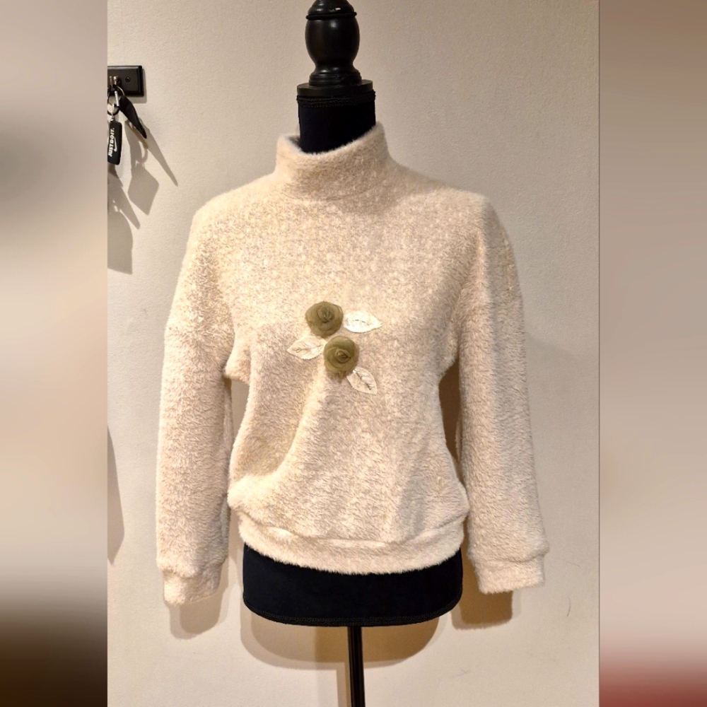 TattleTale Size M BEIGE Sweater
